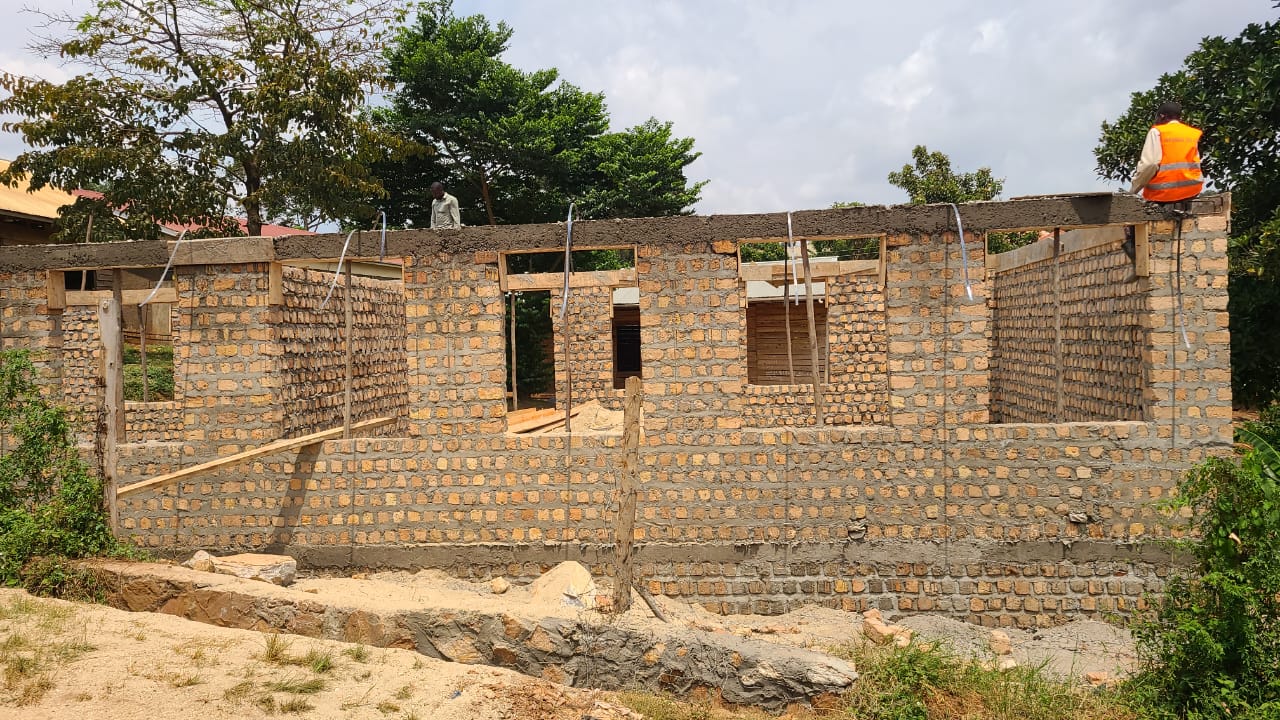 Masonry and boundary construction on sloped ground