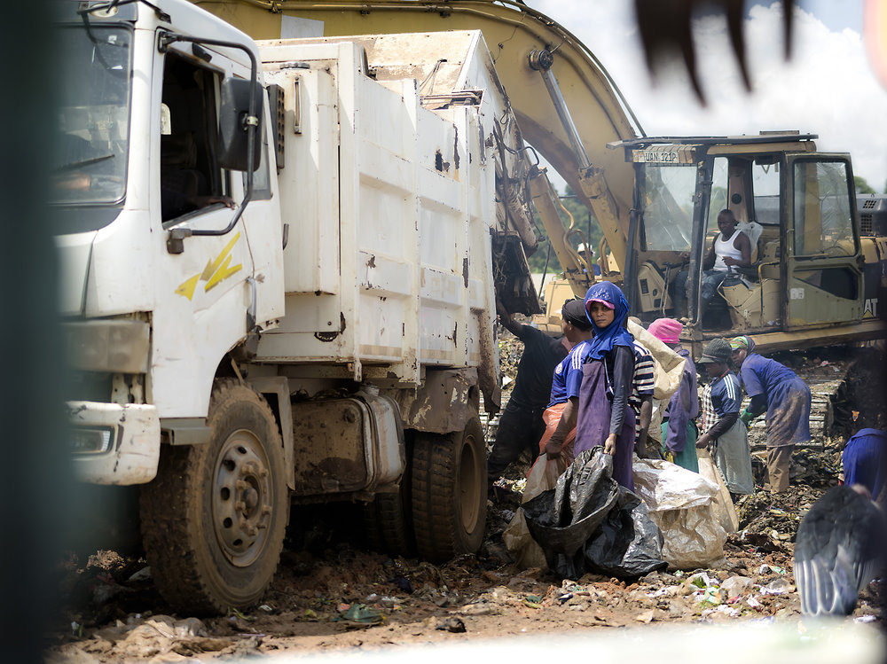 Waste collection truck and cleanup operation